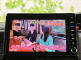 テレビ番組を画面に表示でき、停車中の待ち時間などに映像を楽しめます。画面が見やすく、車内で過ごすひとときに活用いただける便利な装備です。