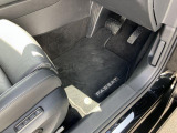 上質な乗り心地を支える専用コンフォートシートを採用。長距離ドライブでも疲れにくい設計に加え、身体をしっかりとサポートするホールド性を両立しています。