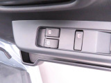 パワーウィンドウのスイッチです。 運転席に居ながら助手席の窓を開け閉めできるので便利ですよ。 ロック機能も付いてるので子供がイタズラして窓を開けるという事もできなくできますよ。