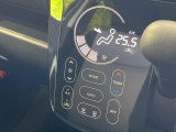 【オートエアコン】一度お好みの温度に設定すれば、車内の温度を検知し風量や温度を自動で調整。暑い&hellip;寒い&hellip;と何度もスイッチ操作をする必要はありません。快適な車内空間には必須の機能ですね♪