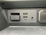 USB端子2個、AUX端子1個付きです。スマートフォンの接続が可能です。