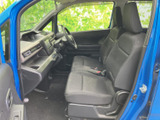 前席は座面が広く、運転席から助手席まで見通しのよい室内です。落ち着いた色合いのシートと足元の空間で、運転する方も隣に乗る方もゆったり過ごせます。