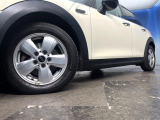 ●純正15インチアルミホイール:輸入車ならではの卓越した走りを支えるホイールと足回りです!日本車の走りに慣れている方にもぜひ体感して頂きたいほど、高いレベルでまとまっています!
