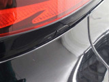 パワーバックドアの開閉スイッチを車両側面両側に配置。車両の横に立って操作出来るので、後ずさりすることなくドア開度を確認しながら任意の位置で停止させることができます。