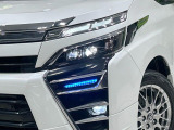 【LEDヘッドライト】悪天候や夜間走行時も良好な視界を確保し安心して運転できる高輝度LEDヘッドライトを装備!点灯速度が早く、消費電力も抑えられています。