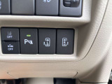 【両側電動スライドドア】左右どちらのスライドドアもスイッチ一つで自動開閉できる機能。両手が塞がっていても楽に乗り降りでき、狭い場所でも隣の車を気にせず開閉可能です。