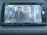 テレビ番組を画面で視聴でき、停車中の待ち時間を過ごす際にも活用できます。画面には映像と時刻が表示され、車内でひと息つきたい場面に便利です。映像視聴は停車中にお楽しみください。