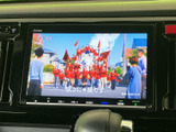 テレビ番組を停車中に視聴でき、休憩時間や待ち合わせの合間にも楽しめます。画面上に映像と字幕が表示されるため、車内で過ごす時間を有効に活用したい方にも便利な装備です。