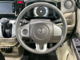 インテリアに合わせたデザインのステアリングは、運転される方のことも考え、運転しやすい形状、大きさです。是非一度、実際に触ってお確かめください。