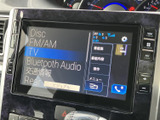 音楽ソースや交通情報などを画面上で選べる構成で、目的の項目を確認しやすく、日々の移動に合わせて使い分けられる便利な装備です。画面内の選択肢も見渡しやすく、操作をサポートします。