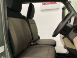 座面も厚みがあり背もたれも高く、広い足元にゆったり座れるシートです。運転席と助手席の間が空いている為、助手席側への移動がスムーズです。交通量の多い道でも助手席側から乗り降りができます。