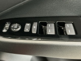 運転席のスイッチで全てのウィンドウの開閉操作を行うことができます。ロックボタンをONにしておくと、運転席以外のウィンドウは作動しないのでお子様を乗せているときなども安心ですね♪