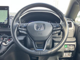 左右にスイッチを備えたステアリングは、運転姿勢のまま手元で各種機能を扱いやすい配置です。メーターや周辺の表示も確認しやすく、日常の運転を支えます。