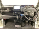 車内は光触媒抗菌消臭施工済です。インパネ周りはスタイリッシュなデザインで機能や装備も充実しています。グローブボックスやカップホルダーのほかにトレーなどたくさんの収納スペースが付いています。