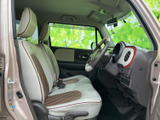 明るい色合いのシートに落ち着いたアクセントが入り、運転席まわりにも統一感があります。前方や左右の窓から外を見渡しやすく、乗り降りの際にも室内全体を確認しやすい空間です。
