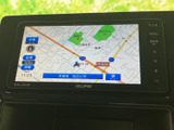 地図表示を画面上で確認でき、周辺の道路や現在地を把握するのに便利です。画面内の案内表示が見やすく、行き先を確認しながら目的地へのルートを検討できます。日常のお出かけにも頼れる装備です。