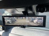 【インテリジェントルームミラー】 車両後方のカメラ映像がミラーに映るので、乗員や荷物が多くても安心♪夜間や悪天候の日でもクリアな映像で視界良好です◎