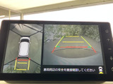後方映像に加え、車両周辺を確認できる表示とガイド線が用意されています。駐車時やバックでの切り返しの際に周囲の状況を把握しやすく、目視と合わせた安全確認をサポートします。