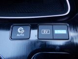【プロパイロットパ-キング】 3ステップの操作だけでステアリング、アクセル、ブレーキ、シフト、さらにパーキングブレーキまですべて自動制御し、駐車完了するまでドライバーをアシストします。