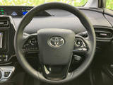 手元には複数のスイッチがまとまり、運転席から各種操作を行いやすい構成です。握りやすい形状で、視線を前方に向けたまま使えるため、日常の運転を快適にサポートします。