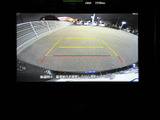 後方の様子を画面で確認でき、駐車や車庫入れの際に役立ちます。目安となるガイド線も表示されるため、周囲を直接確認しながら位置を把握しやすい装備です。