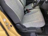 運転席助手席はベンチシートになっており、広々座れます☆