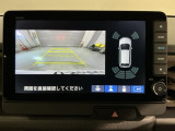 リバースギアに入れるだけで後方の表示へ切り替わります。夜間や雨の日の駐車も楽になりますよ。