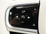 ハンドル左のスイッチはアダプティブクルーズコントロール用のスイッチ。渋滞時でも使える全車速対応なので、疲労低減に大変役立ちます