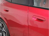 【デザインとの融合】BMWデザイナーが創り出したボディデザインを損なう事のない様に配置とデザインに拘っています。ドアノブについてもBMWの拘りに妥協はありません。