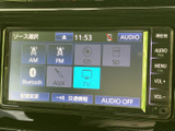 AM・FMラジオをはじめ、BluetoothやAUX、TVなど複数のソースが並び、使いたい音源を画面から選べます。選択肢を一覧で確認できるため、日常の移動中も好みに合わせて活用いただけます。