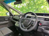 運転席まわりは前方へ視線を向けやすく、周囲の確認がしやすい開放的な空間です。シートには適度な厚みがあり、落ち着いて過ごせる運転環境が整っています。