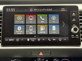 画面にはナビや電話、FM、Bluetooth、USBなどのメニューが表示され、用途に応じて選びやすい構成です。タッチ操作と本体ボタンを使い分けられ、日常の移動に役立ちます。