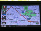 周辺の道路や施設名を地図上で確認でき、目的地までの経路を把握する際に便利です。現在地や縮尺を画面で見ながら行き先を検討でき、慣れない場所へのお出かけにも活用できます。
