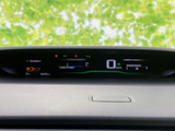 必要な車両情報をドライバーの視線に近い位置で確認できるメーター表示です。速度や各種インジケーターが整理されており、運転前後に状況を把握しやすい配置です。