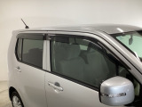 【ドアバイザー】室内の換気や雨天時にも大変便利にご活用頂けるドアバイザー装備!細かな装備ですがうれしいですね!