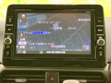 地図上に現在地や道路、周辺施設が表示され、目的地までのルート確認に活用できます。画面を見ながら行き先を把握しやすく、初めて訪れる場所へのお出かけにも便利な装備です。