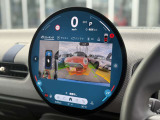 後方の映像を車載画面に表示するバックカメラ。駐車や車庫入れをサポートし、ガイドラインで距離や角度を確認でき、安全でスムーズな運転を助けます。
