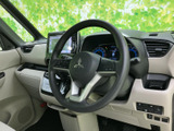 手元に複数のスイッチを備え、運転姿勢を保ちながら各種機能へアクセスしやすい配置です。メーターも視界に入りやすく、日々の運転を支える装備となっています。