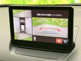 車両周囲の映像を画面上で確認でき、上から見た表示と後方の様子を切り替えて把握できます。駐車時の周囲確認をサポートし、狭い場所での操作にも役立ちます。