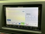 音源の選択肢が画面下部に並び、現在の再生モードもひと目で確認できます。タッチ操作で接続設定などの画面に進める構成で、普段使う音声機能を切り替える際にも扱いやすい装備です。