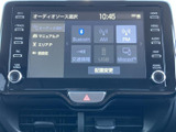 オーディオソースを画面から選べ、BluetoothやAM・FM、USBなどに対応した表示が確認できます。選択肢がまとまって見やすく、気分や利用シーンに合わせて音源を選びやすい装備です。