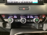 【左右独立オートエアコン】左右席で独立温度コントロールが可能です。運転席はキンキンに冷やして助手席はマイルドにと言った設定が可能です☆暑さ寒さでケンカすることもなくなりますね♪