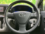 握りやすい形状で、運転席から自然な姿勢でハンドルを操作できます。中央にはエアバッグの表示も備わり、毎日の運転で手元を確かめながら扱える基本装備です。