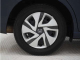◆純正ホイール装着車◆シンプルなデザインのホイールキャップ付きです。