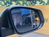 【ブラインドスポットモニター】走行中、ドアミラーの死角になりやすい箇所に後続車が接近するとサイドミラーのレンズに警告を表示!ドライバーに注意喚起をしてくれます。