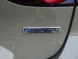 【ステアリングスイッチ】ステアリングスイッチは運転姿勢や視線を崩さずに操作が可能です。左側にはオーディオ類があります。
