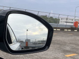【ブラインドスポットアシスト】車線変更時に目視できない車を検知すると、検知した側のミラーに警告ライトが点灯。更にステアリングを制御し、アシストします。