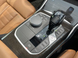 BMWの高性能オートマチックは、ATセレクトレバーを左側に倒すことで、通常の「D」から「S」(スポーツ)または「M」(マニュアル)へと切り替えが可能です。