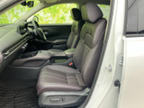 前席は背もたれと座面にゆとりを感じる形状で、ステッチが車内に落ち着いた印象を添えます。足元にはマットが敷かれ、乗り込んだ際に運転席まわりを見渡しやすい配置です。