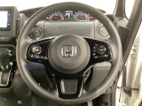 ハンドルにHondaセンシング系のクルーズコントロールやレーンキープアシストなどのスイッチと、オーディオの操作スイッチが装備されています。ハンドルから手を離さず安全に操作できます。